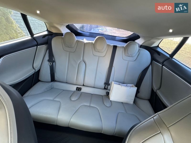 Ліфтбек Tesla Model S 2014 в Прилуках