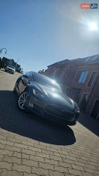 Лифтбек Tesla Model S 2015 в Черновцах