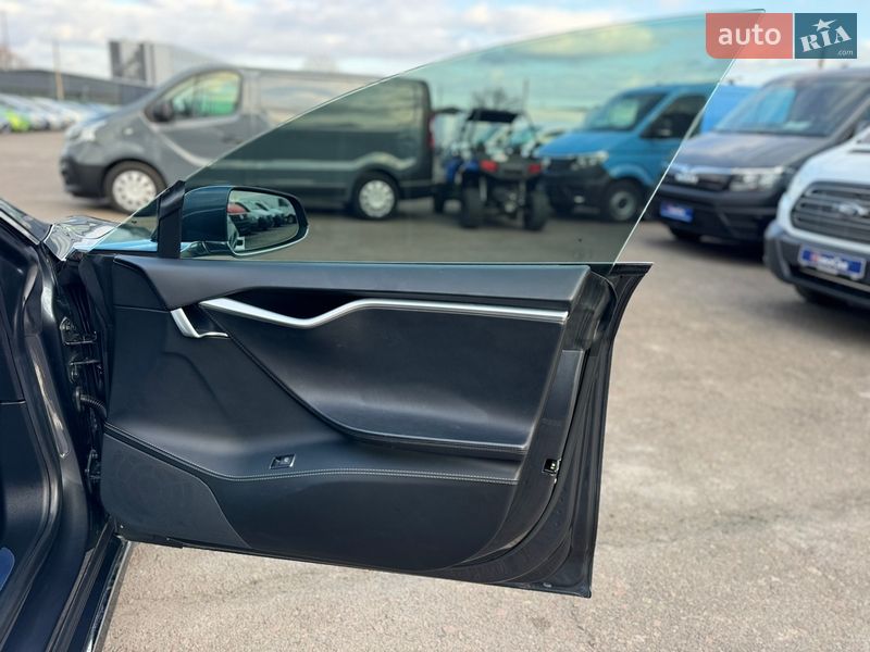 Ліфтбек Tesla Model S 2017 в Києві