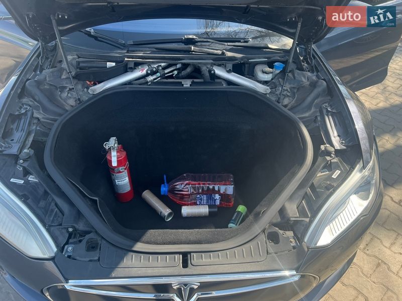 Лифтбек Tesla Model S 2015 в Львове