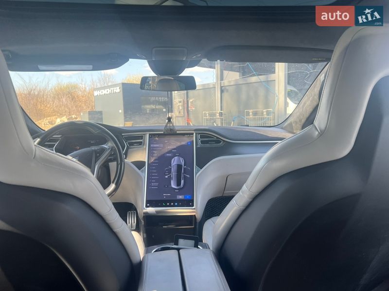 Лифтбек Tesla Model S 2015 в Львове