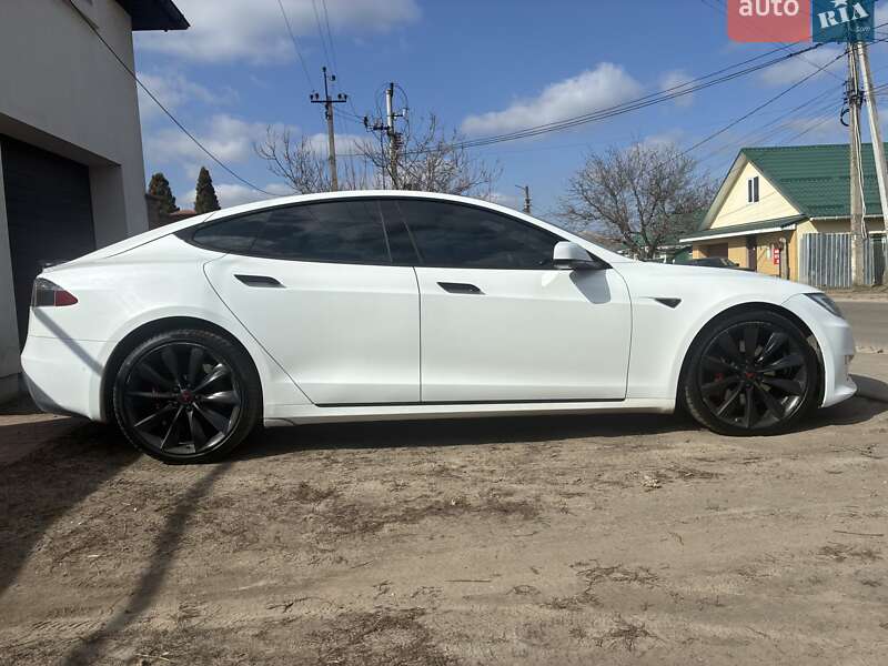 Лифтбек Tesla Model S 2016 в Киеве