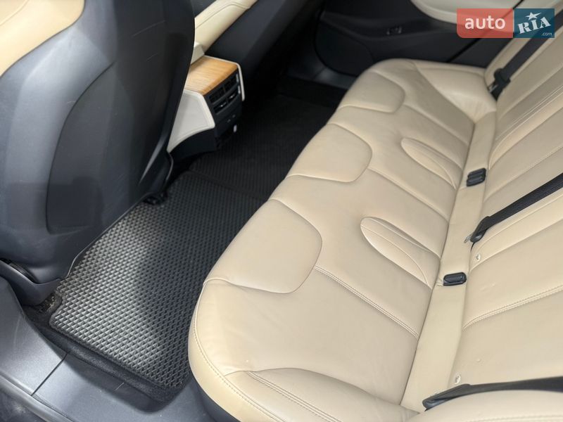Лифтбек Tesla Model S 2016 в Киеве