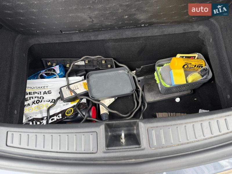 Лифтбек Tesla Model S 2016 в Киеве