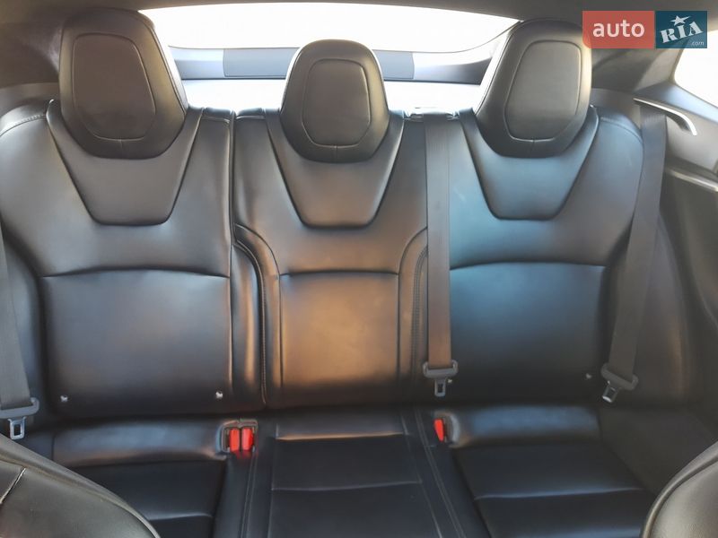 Лифтбек Tesla Model S 2017 в Тернополе
