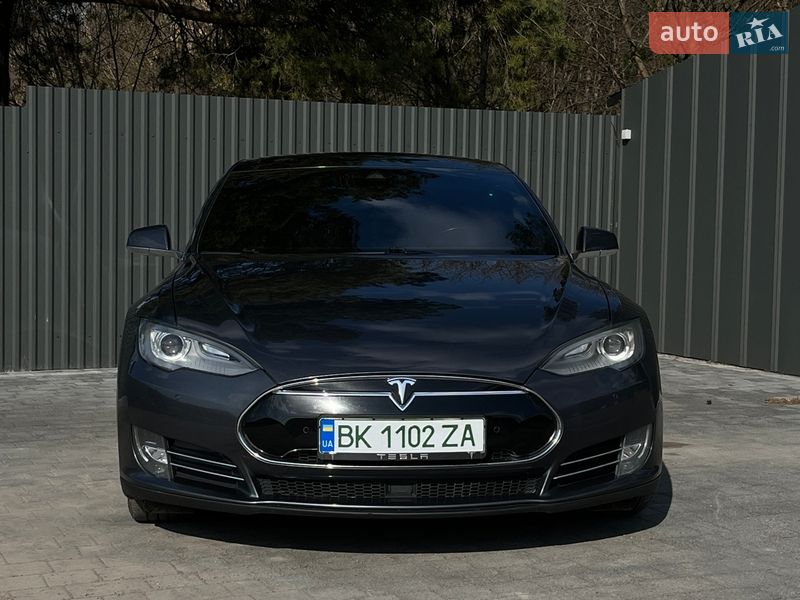 Лифтбек Tesla Model S 2015 в Смыге