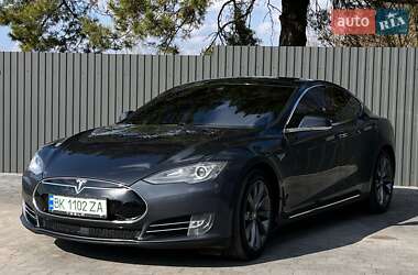 Лифтбек Tesla Model S 2015 в Смыге