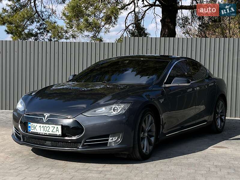 Лифтбек Tesla Model S 2015 в Смыге