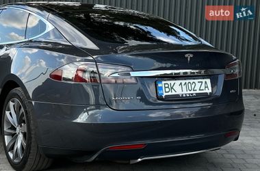 Лифтбек Tesla Model S 2015 в Смыге