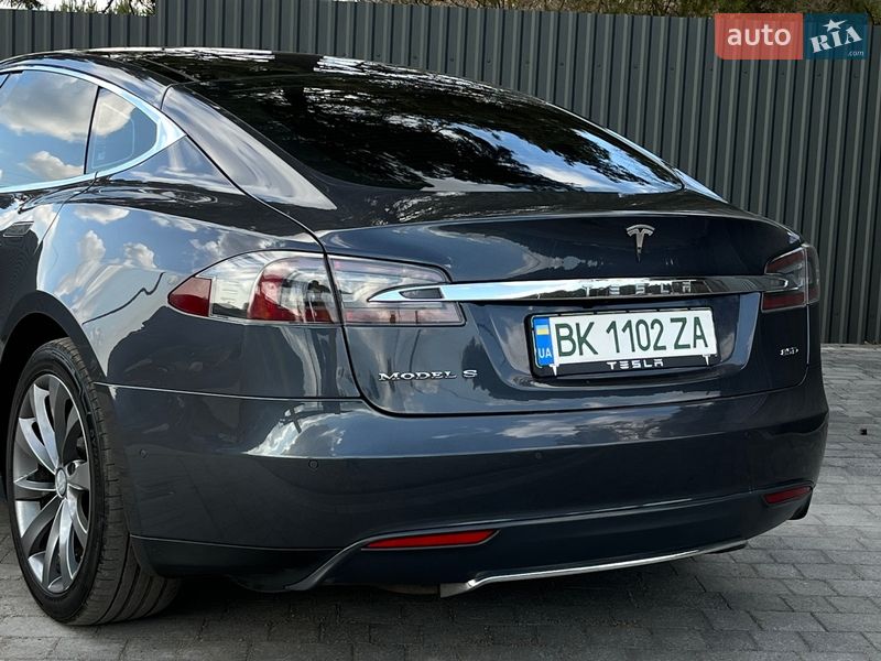 Лифтбек Tesla Model S 2015 в Смыге