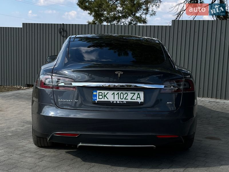 Лифтбек Tesla Model S 2015 в Смыге