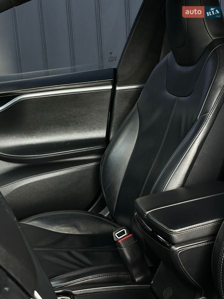 Лифтбек Tesla Model S 2015 в Смыге