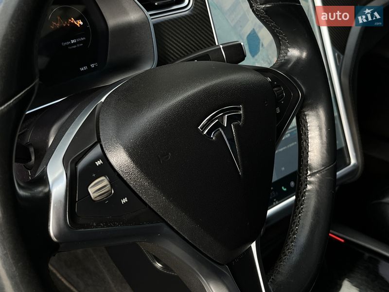 Лифтбек Tesla Model S 2015 в Смыге