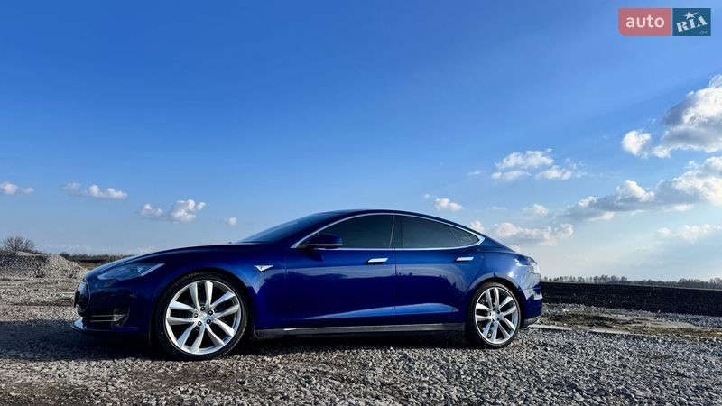 Лифтбек Tesla Model S 2015 в Киеве