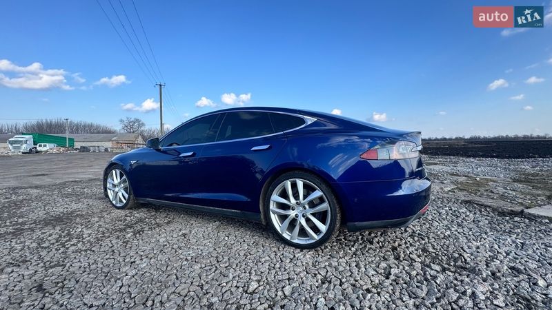 Лифтбек Tesla Model S 2015 в Киеве