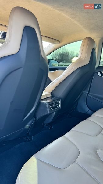 Лифтбек Tesla Model S 2015 в Киеве