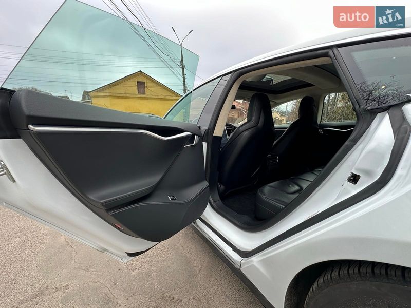 Ліфтбек Tesla Model S 2015 в Вінниці