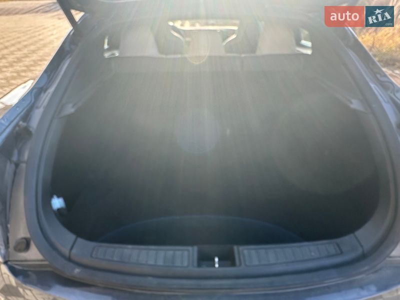 Лифтбек Tesla Model S 2016 в Буске