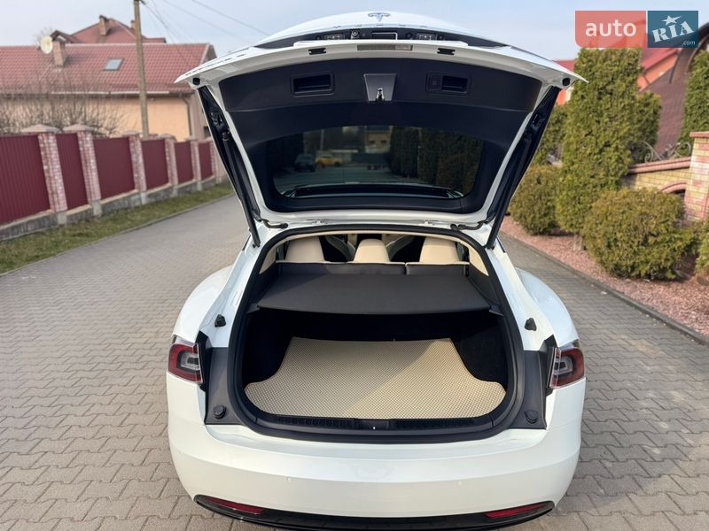 Лифтбек Tesla Model S 2018 в Черновцах