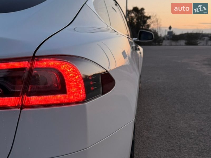 Лифтбек Tesla Model S 2016 в Киеве