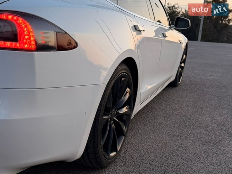 Лифтбек Tesla Model S 2016 в Киеве