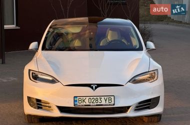 Лифтбек Tesla Model S 2017 в Дубно
