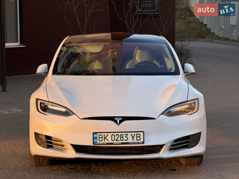 Лифтбек Tesla Model S 2017 в Дубно