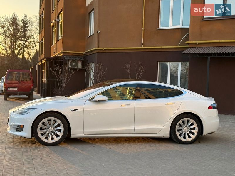 Лифтбек Tesla Model S 2017 в Дубно