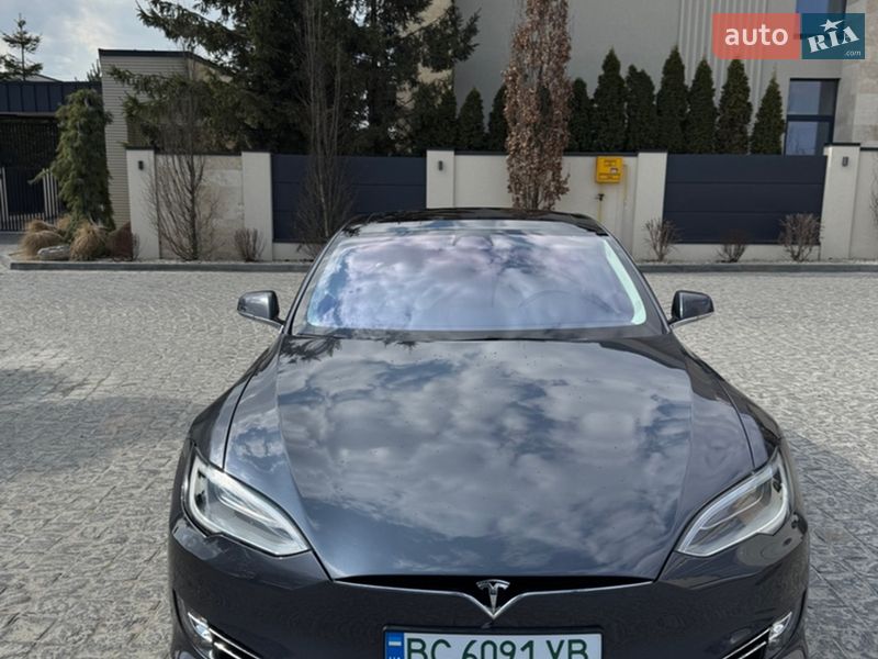 Лифтбек Tesla Model S 2017 в Львове