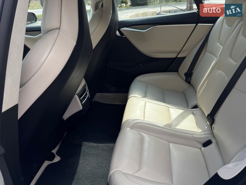 Лифтбек Tesla Model S 2017 в Львове