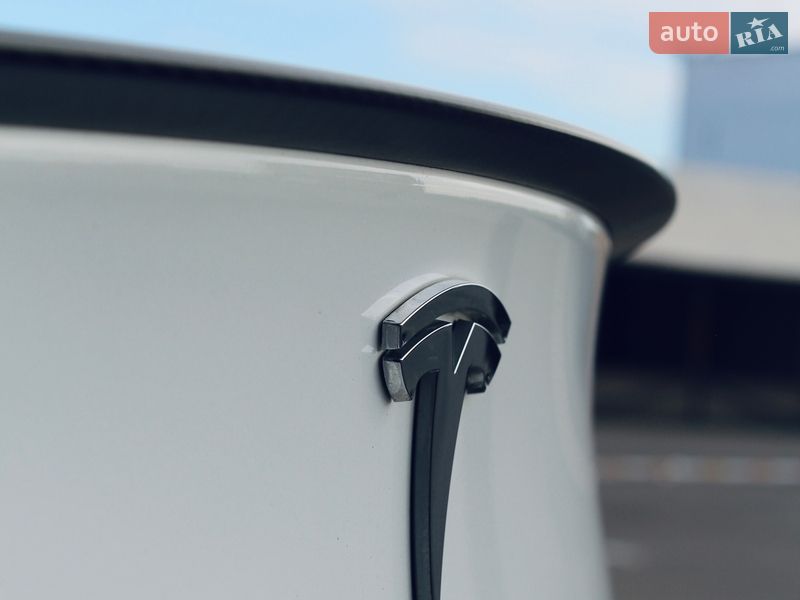 Лифтбек Tesla Model S 2019 в Киеве