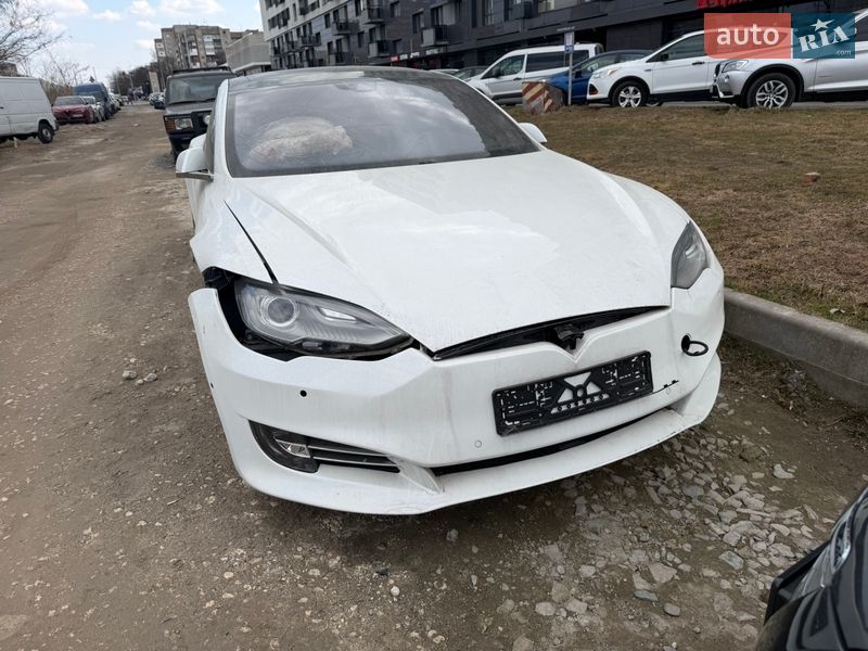 Лифтбек Tesla Model S 2016 в Львове