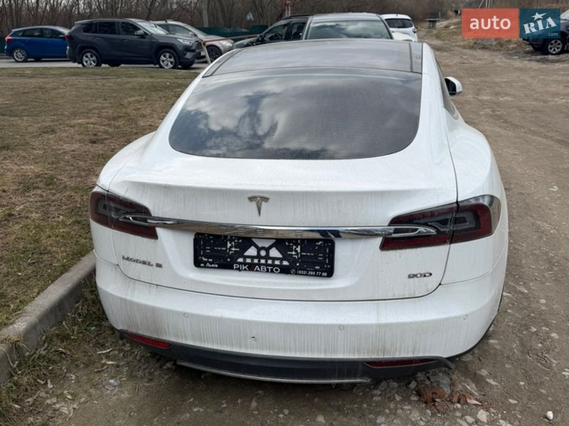 Лифтбек Tesla Model S 2016 в Львове