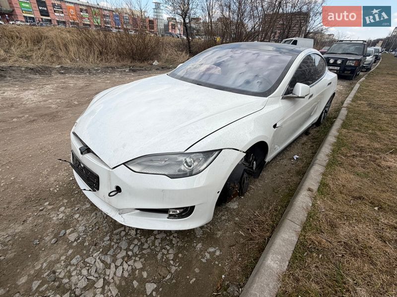 Лифтбек Tesla Model S 2016 в Львове