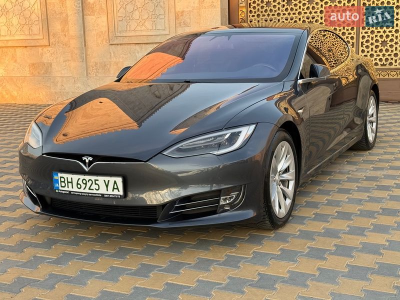 Ліфтбек Tesla Model S 2017 в Одесі