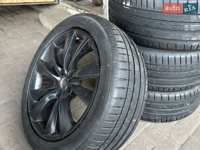 Ліфтбек Tesla Model S 2014 в Києві