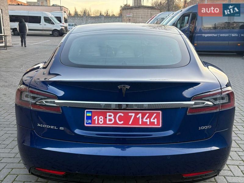 Лифтбек Tesla Model S 2018 в Ровно