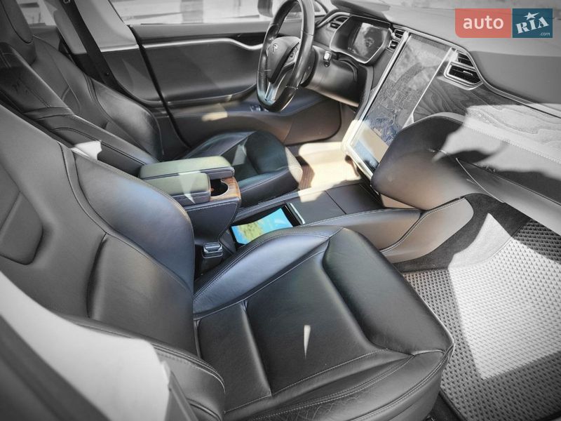 Лифтбек Tesla Model S 2016 в Киеве фото 17 Лифтбек Tesla Model S 2016 в Киеве
