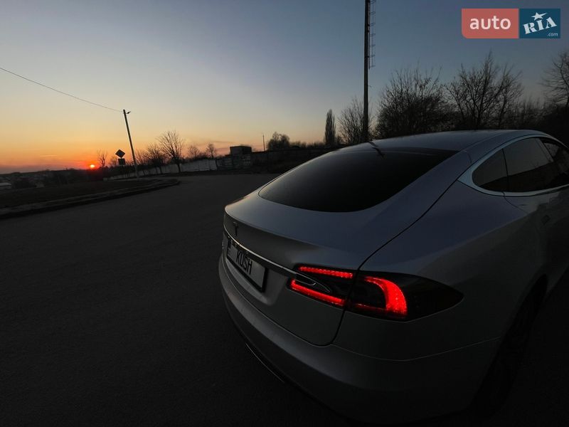 Лифтбек Tesla Model S 2015 в Луцке фото 14 Лифтбек Tesla Model S 2015 в Луцке