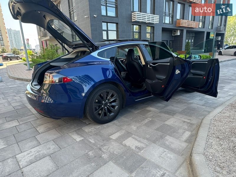 Лифтбек Tesla Model S 2016 в Киеве