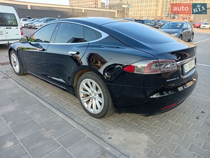 Лифтбек Tesla Model S 2017 в Киеве