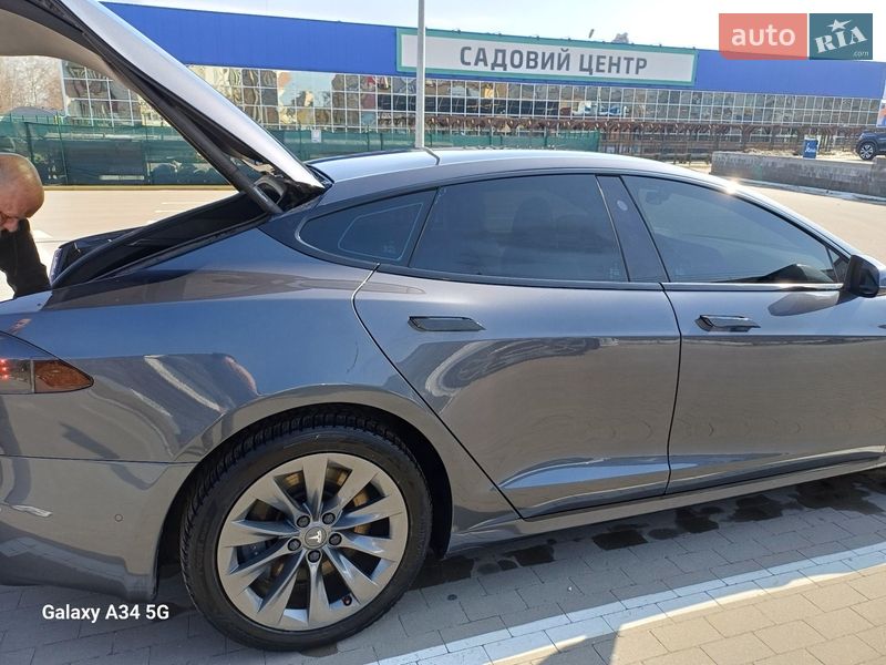 Лифтбек Tesla Model S 2019 в Сумах