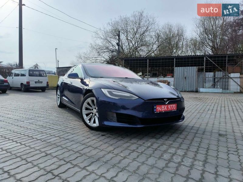 Лифтбек Tesla Model S 2017 в Львове
