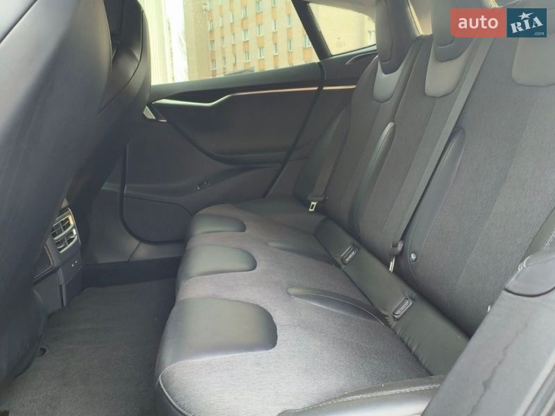 Лифтбек Tesla Model S 2017 в Львове
