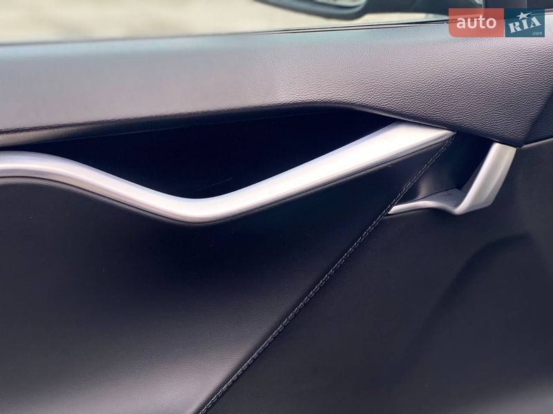 Ліфтбек Tesla Model S 2015 в Києві