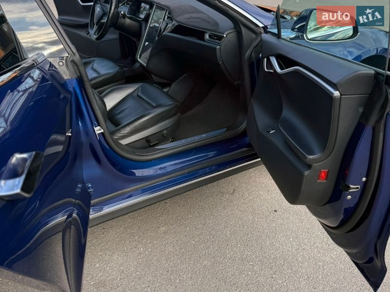 Лифтбек Tesla Model S 2015 в Александрие