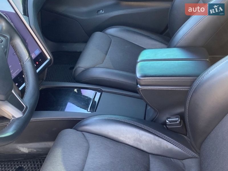 Ліфтбек Tesla Model S 2018 в Львові