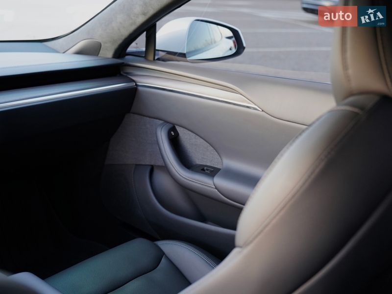 Лифтбек Tesla Model S 2023 в Киеве