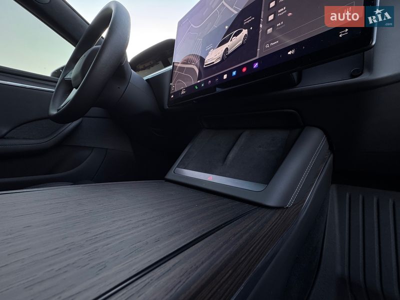 Лифтбек Tesla Model S 2023 в Киеве