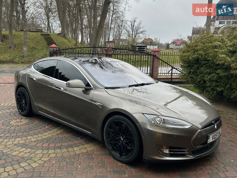 Tesla Model S 2015